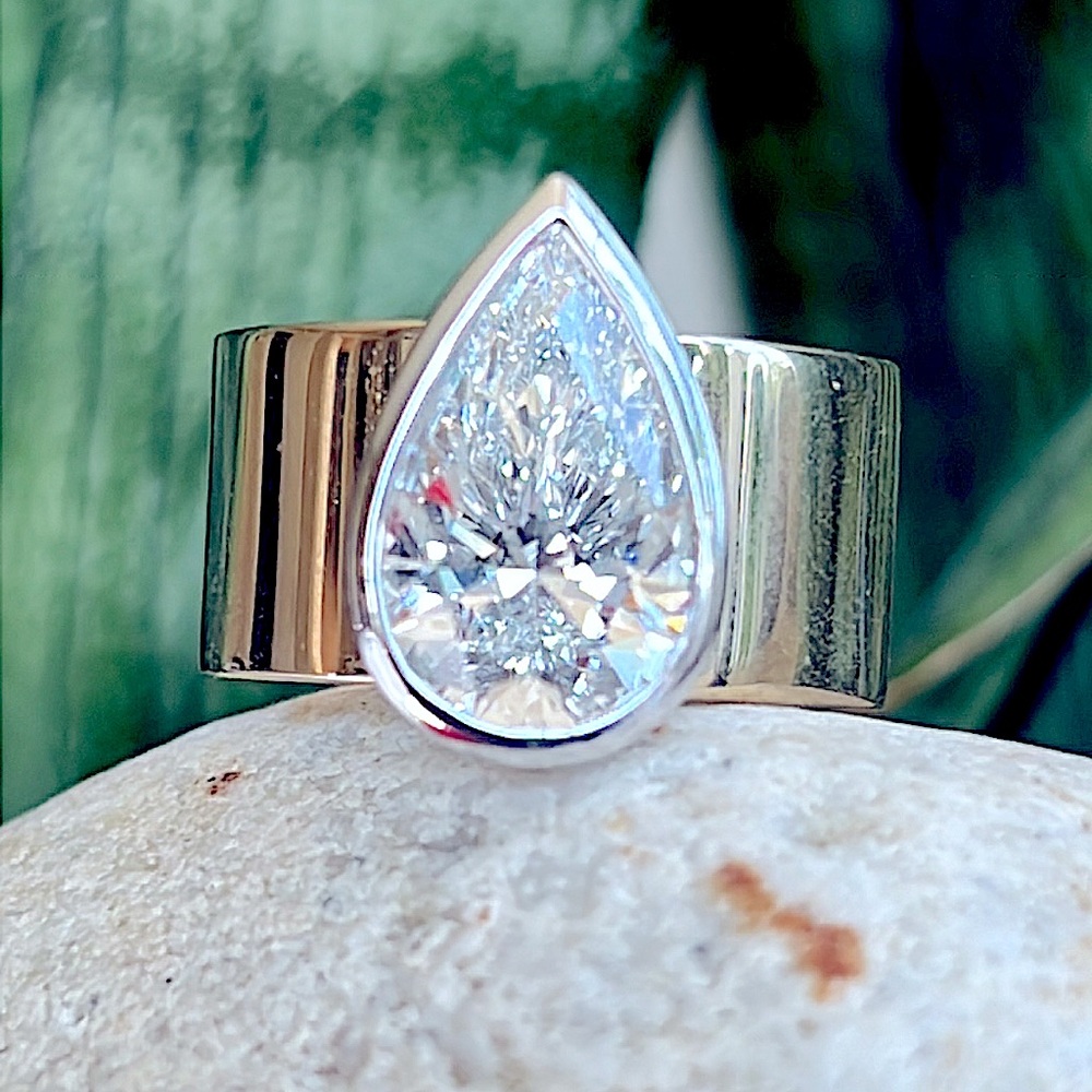 SOLD.   gold and 3.2 carat pear-shaped diamond. - Picture 6 of 11